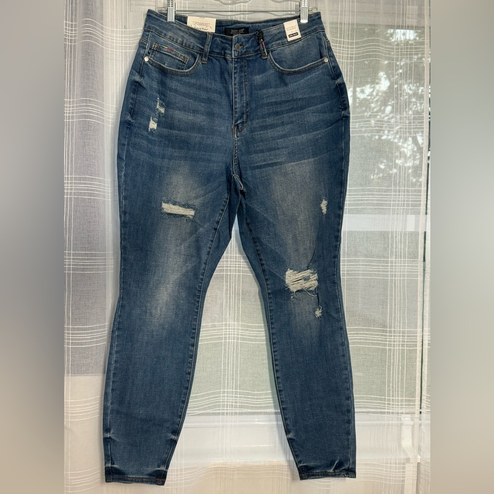 Judy Blue NWT Skinny medium wash distressed denim